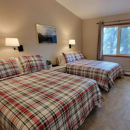 The Golden Bear Motel Ток Экстерьер фото
