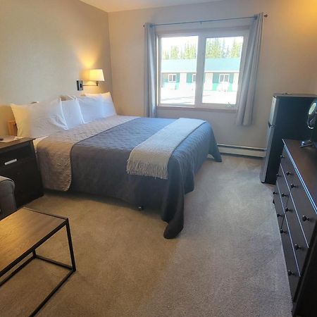 The Golden Bear Motel Ток Экстерьер фото