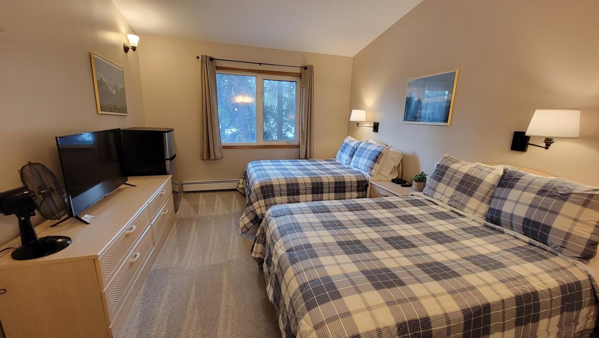 The Golden Bear Motel Ток Экстерьер фото