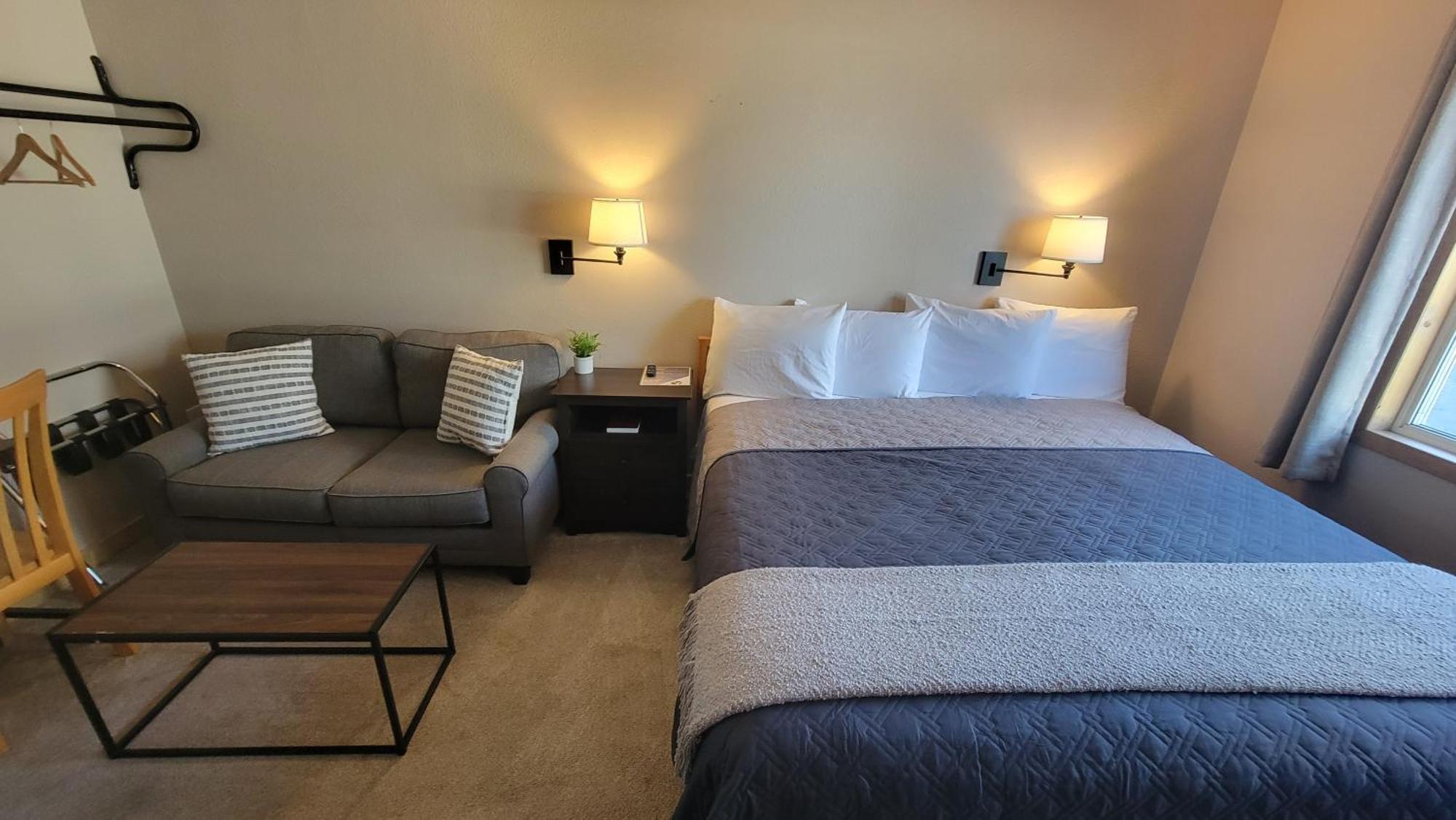 The Golden Bear Motel Ток Экстерьер фото