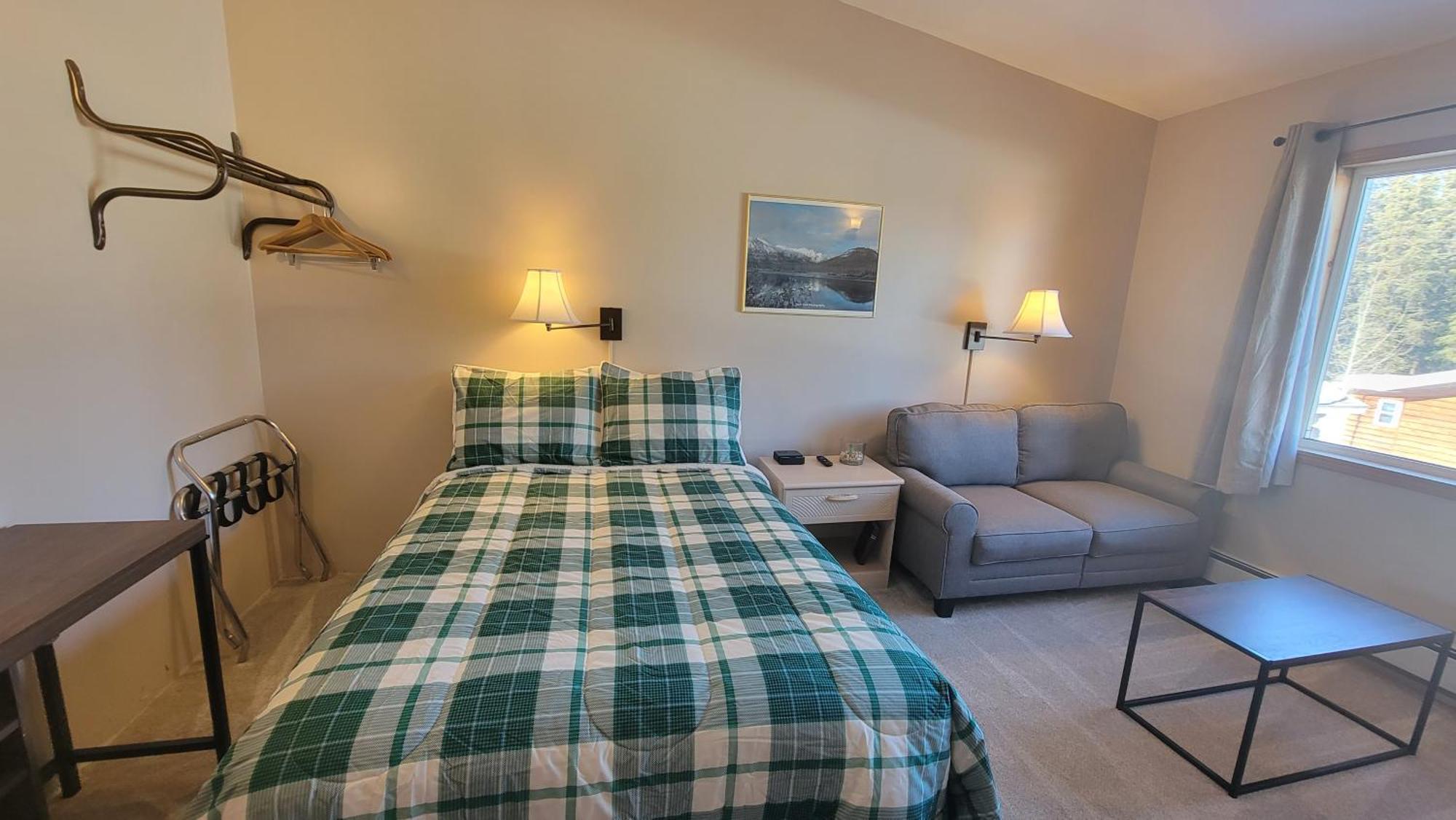 The Golden Bear Motel Ток Экстерьер фото