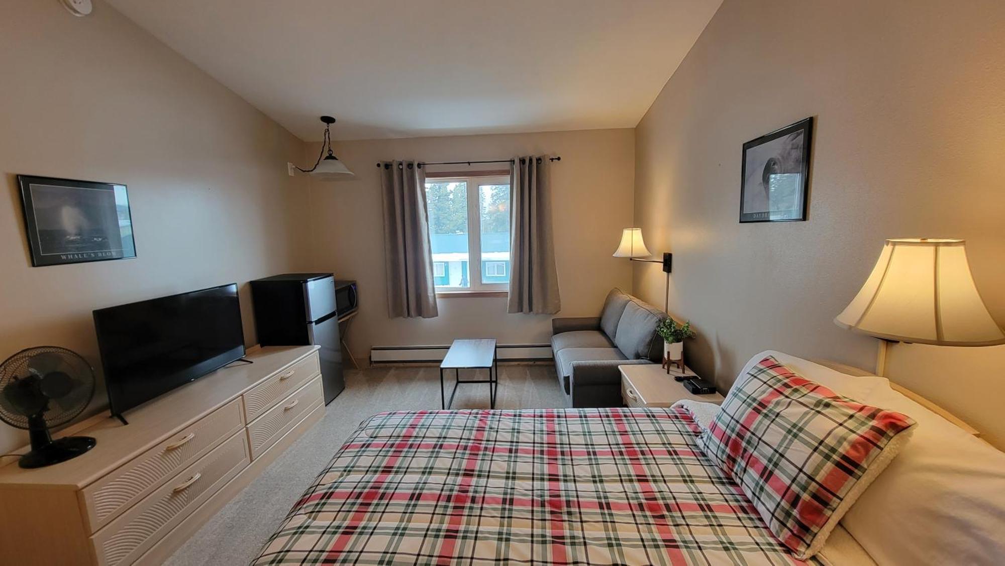 The Golden Bear Motel Ток Экстерьер фото