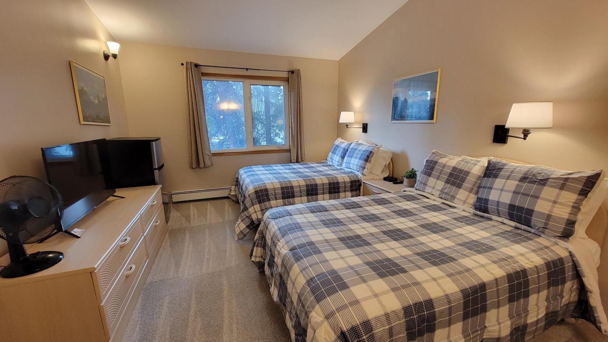 The Golden Bear Motel Ток Экстерьер фото