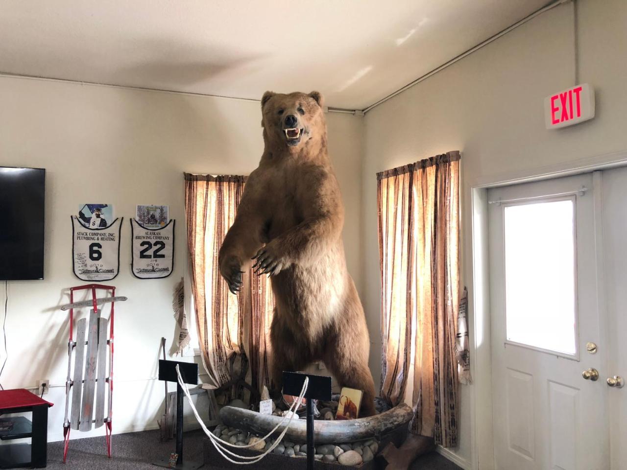 The Golden Bear Motel Ток Экстерьер фото