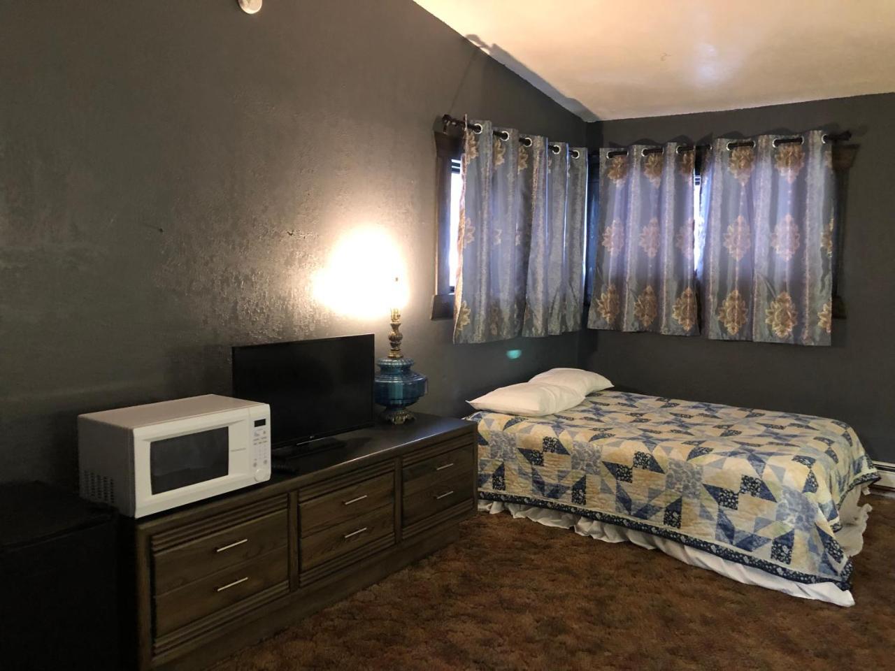 The Golden Bear Motel Ток Экстерьер фото