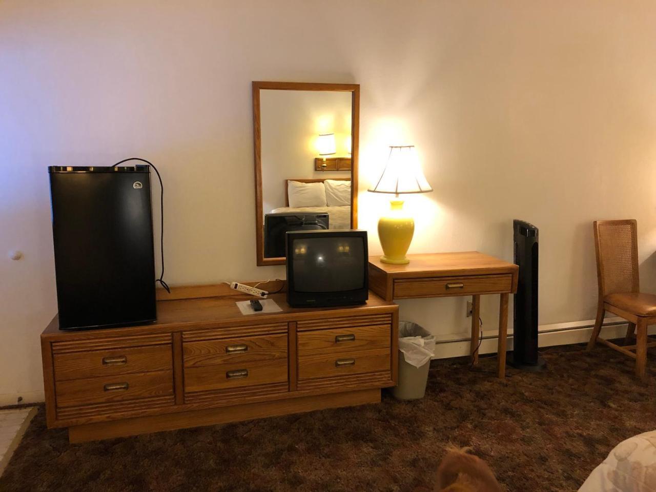 The Golden Bear Motel Ток Экстерьер фото